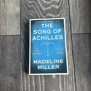 The Song of Achilles - En hyllad roman om vänskap, kärlek och äventyr i antikens Grekland. Perfekt för dig som gillar episka berättelser, mytologi och starka känslor. En modern klassiker som är svår att lägga ifrån sig!