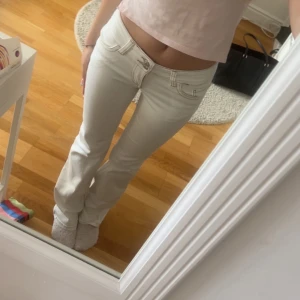 Vita bootcut jeans med låg midja - Säljer ett par vita jeans med låg midja och bootcut-modell. Dom är ifrån Nelly i storlek 36. Jag är 166cm lång och dom sitter perfekt i längden. Jeansen är endast testade💓💞