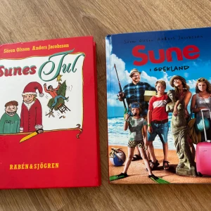 Sunes Jul & Sune i Grekland - Två roliga böcker om Sune och hans galna familj! Följ med på tokiga äventyr under julen och på solig semester i Grekland. Perfekt för dig som gillar humor, vardagsdrama och knasiga upptåg. Lättlästa med roliga illustrationer – passar både unga och unga vuxna.