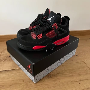 Nike Air Jordan 4 Retro Red Thunder  - Säljer ett par Nike Air Jordan 4 Retro Red Thunder i strlk 44. Använda uppskattat 10 gånger i bra skick. Äkthets certifikat finns.