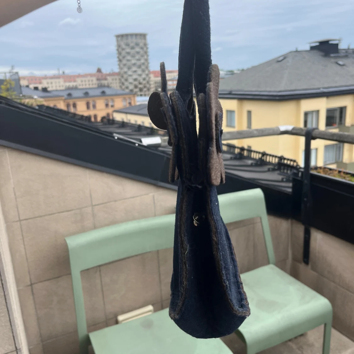 Blå handväska med blommor - 1