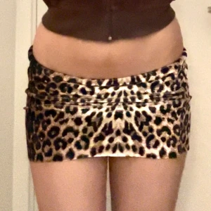 Leopard/cheeta print kjol - Världens snyggaste och mest smickrande kjol ever!! Gör lite ont att sälja den men det används helt enkelt inte. Perfekt kvalitet, inga defekter🩷den har ett lite fluffigt material men det är svårt att visa på bild. 
