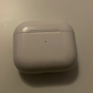 Apple aipods  - En väl fungerande airpods med snabb laddning och bra ljudkvalite. Vänstra örat har lite dämpad ljud men generellt så är den jättebra.