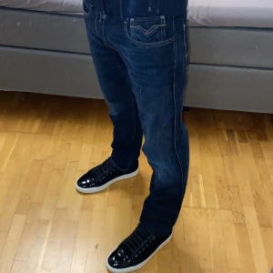 Replay anbass jeans - Tjena säljer dessa feta mörkblåa replay anbass jeans med snygg wash i storlek 30/34 i modellen slim fit. Skicket är 9/10, de har inga defekter eller skador. Jag på bilden är 176 och väger 62kg och de passar bra vid midjan men är lite långa. Tveka inte att höra av dig om du har några frågor!