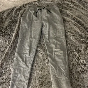 Grå mjukisbyxor från Name It - Säljer ett par grå mjukisbyxor från Name It!!Byxorna är raka i modellen och har en mjuk insida som gör dem riktigt sköna. Den har också resor i midjan samt två fickor framtill!! Dessa är riktigt bekväma och har bara används ett fåtal gånger, därav är dom som nya!!☺️ Inget tecken alls på slitage! Det är bara att höra av er om ni har frågor eller vill ha fler bilder/mått!!🥰