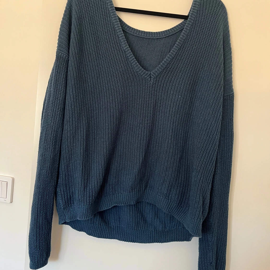Blå stickad tröja med v-ringning - 1