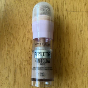 Maybelline 4-in-1 Perfector Glow 01 Light - Maybelline Instant Age Rewind Perfector 4-in-1 Glow i nyansen 01 Light. Denna multifunktionella produkt funkar som primer, concealer, highlighter och BB-cream. Kommer i en smidig tub med inbyggd svampapplikator och har en ljus, naturlig ton. Säljer för att färgen passar inte mig, fick den utav en kompis vet ej hur länge hon har haft den