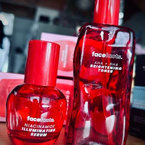 Cherry Bliss Brightening toner & Niacimid Illuminating serum! - Face Facts Cherry Bliss AHA + BHA Brightening toner 140 ml & Niacimid Illuminating serum 30 ml. Oanvända med kartonger.