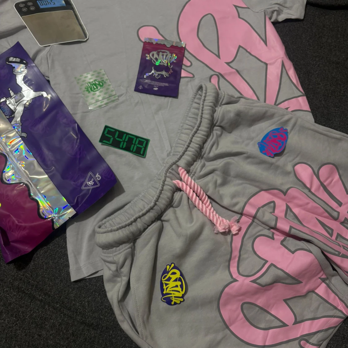 Grå t-shirt med rosa graffiti-print