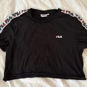 croptop från ”Fila” - köpt som T-Shirt, sedan omgjorde den till crop top, inte ofta använd, bra skick