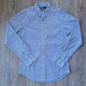 Ralph Lauren skjorta - Stilig blåvitrandig Ralph Lauren skjorta i mycket bra skick. Ställ gärna frågor.