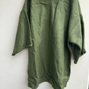 Svarta linnebyxor och grön kjortel - Svarta linnebyxor och grön kjortel i ylle. Hela och rena.