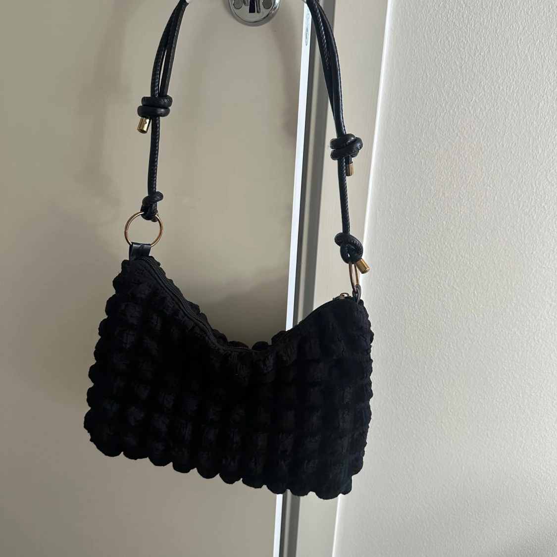 Svart quiltad axelväska med knutdetaljer - 1