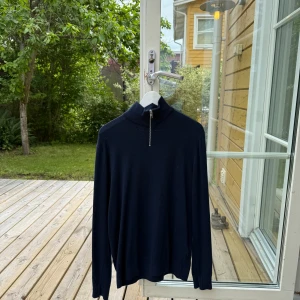 Half zip polotröja i ullblandning - Klassisk polotröja med half zip från Jack&Jones . En i marinblått, beige och mörkbrunt även en brun crewneck från samma kollektion. Tröjan har lång ärm, kvartslång zip och hög krage. Säljer både styckvis och tillsammans med paketpris. Säljer pga fel storlek och därav helt nya, förutom crewneck som är sparsamt använd. 200kr styck, 550kr för alla fyra.