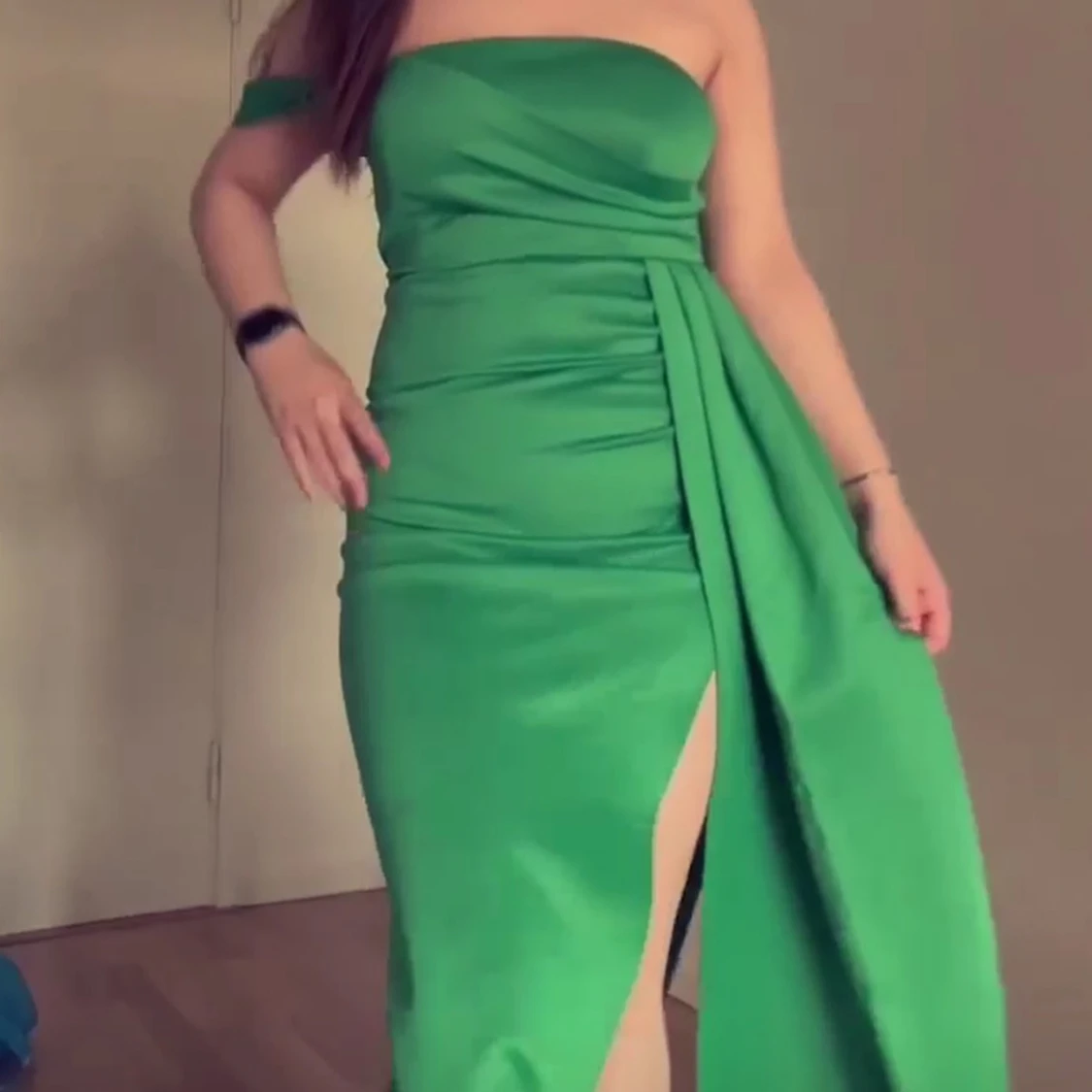 Grön axelbandslös långklänning