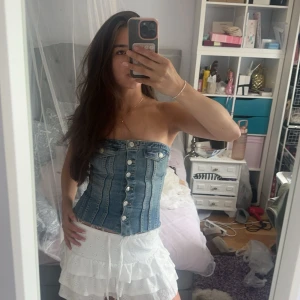 Jeanskorsett zara - Säljer denna trendiga korsett från zara. Så fin och kan användas i alla sammanhang. Jättebra skick!