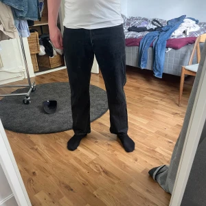  jeans - Säljer ett par svarta jeans med rak passform från Weekday, modellen space. 30 i midja och längd. Väldigt fint skick.