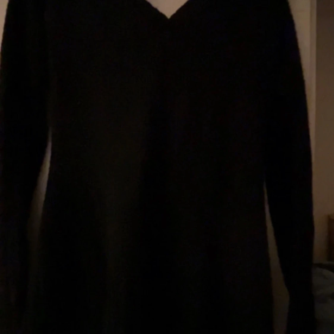 Svart långärmad klänning med v-ringning och luva