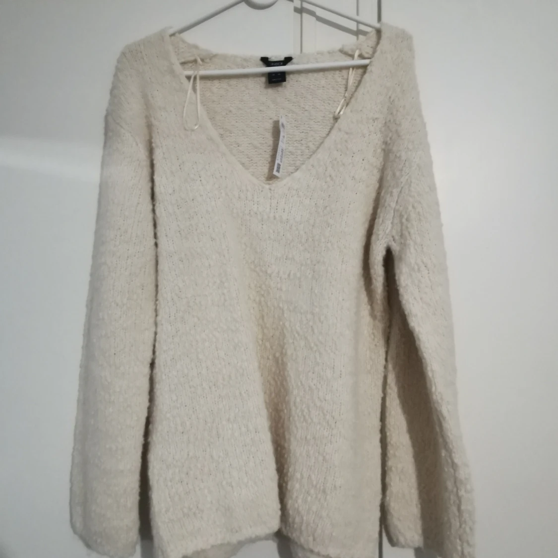 Beige stickad tröja med v-ringning XS