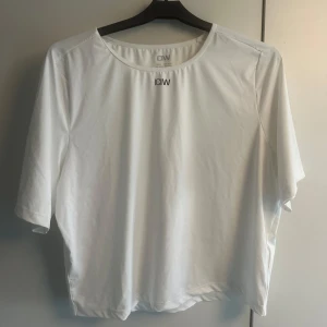 ICIW T-shirt - Träningst-shirt från ICIW. Använd två gånger. Fint skick! Croppad modell