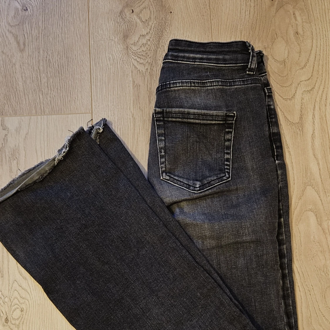 Mörkgrå jeans från ONLY med slits