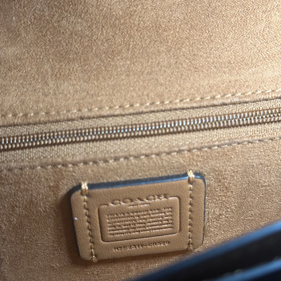 Svart axelväska från Coach i skinn - 4