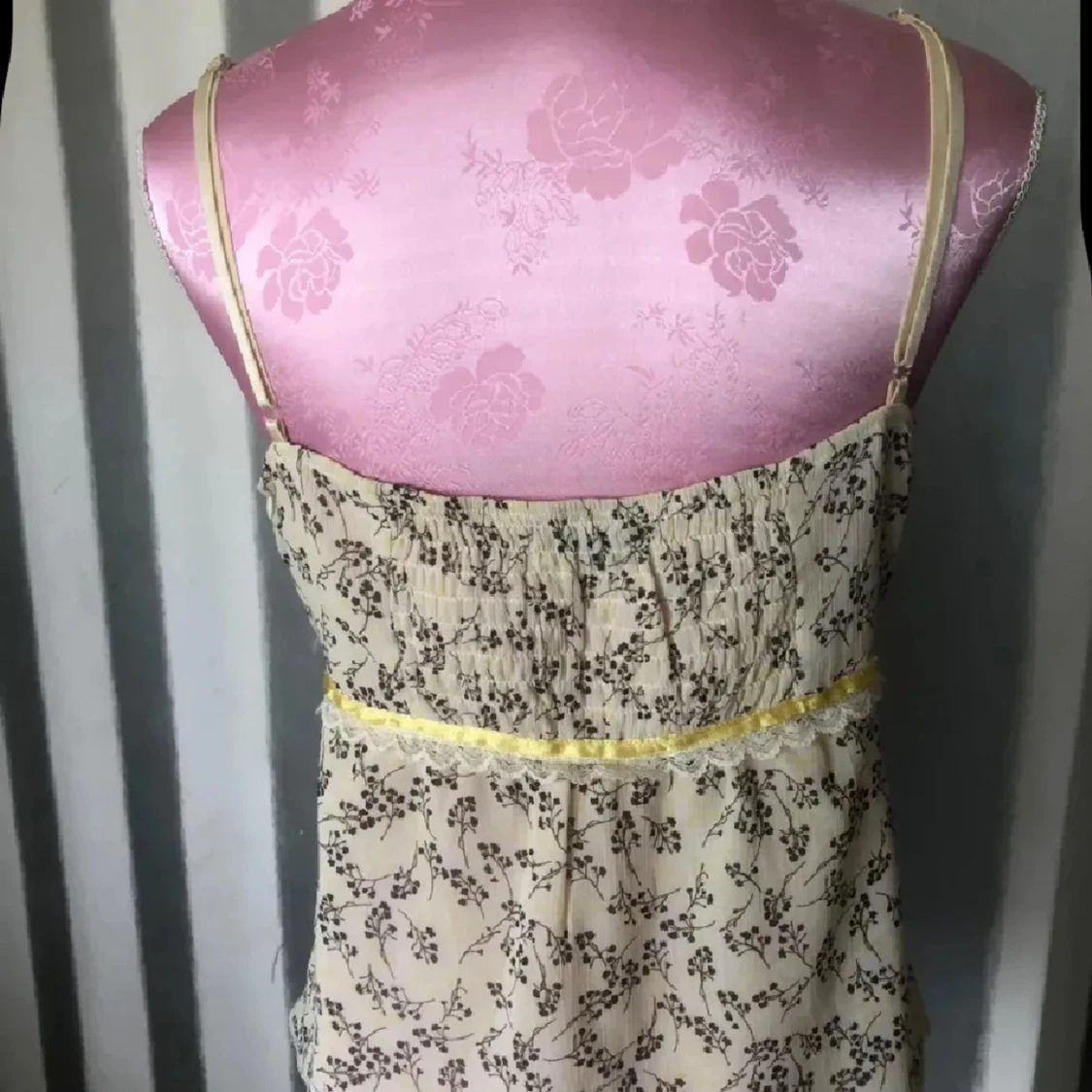 Blommig linne med spetsdetaljer - 1