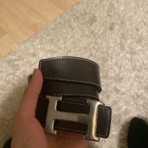 Brunt H3rmes bälte  - Helt nytt H3rmes bälte ser mer svart ut än brun
