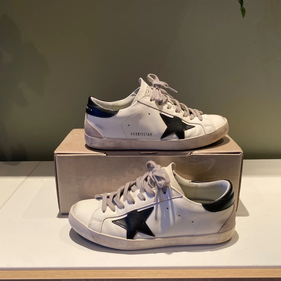 Golden Goose vita sneakers med svart stjärna
