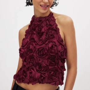 Blommig vinröd topp med öppen rygg  - Helt ny, aldrig använd, jättefin passform ❤️köpt för 400