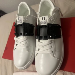 Open Rockstud Svart 43  -  Open skor Rockstud i Svart storlek 43 EU . Aldrig använda. Passar dig med 41-43 storlek. Bara vita lådan följer med ! Skriv vid frågor eller funderingar!! Först till kvarn förstås 😊;D