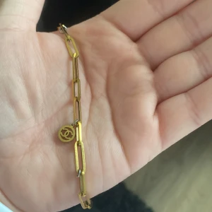 Guldigt armband  - Snygg guldfärgat armband. Justerbar kedja för perfekt passform. Perfekt accessoar för att lyfta din outfit med en lyxig touch. 