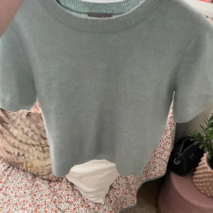 Ljusblå stickad kortärmad tröja H&M - Superfin ljusblå stickad tröja från H&M med korta ärmar och rund hals😍😍