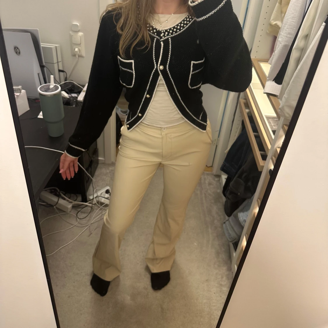 Svart kofta med pärlor från SHEIN - 2