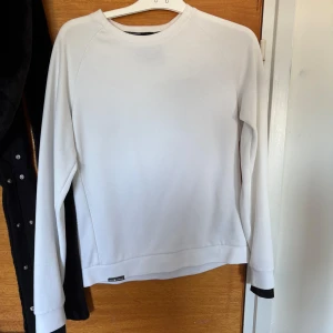 Vit sweatshirt från Peak Performance - Vit långärmad sweatshirt från Peak Performance    Pris kan diskuteras 