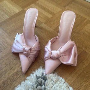 Klack skor  - Säljer dessa såå söta rosa klackskor från meshki, helt nya ❤️❤️❤️