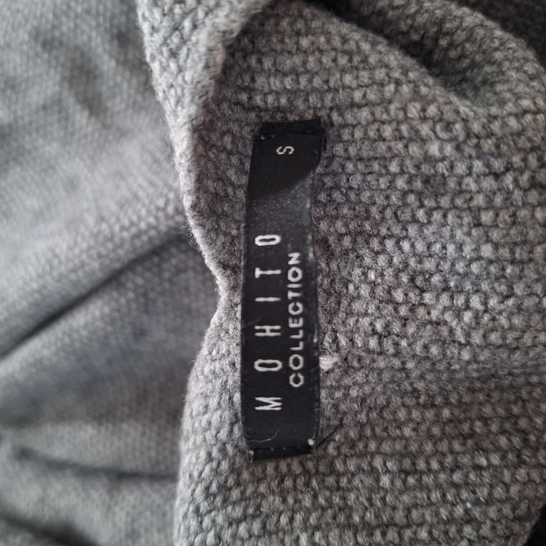 Grå stickad tröja med knyt i ryggen - 2