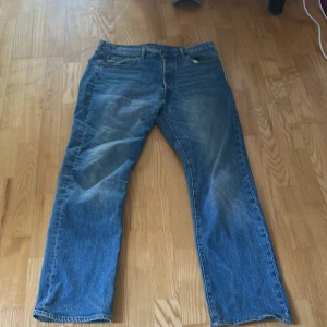 Levi's 501 blå jeans W34 L30 - Klassiska Levi's 501 jeans i blå denim med raka ben och normal passform. Knappt använda! Nypris 1200. Kom dm för flera frågor!