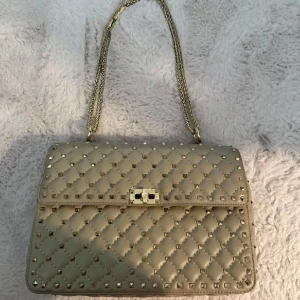 Valentino liknande (AA kopia) - Valentino ”liknande” väska, beige med guld detaljer🌟Skriv för mer information