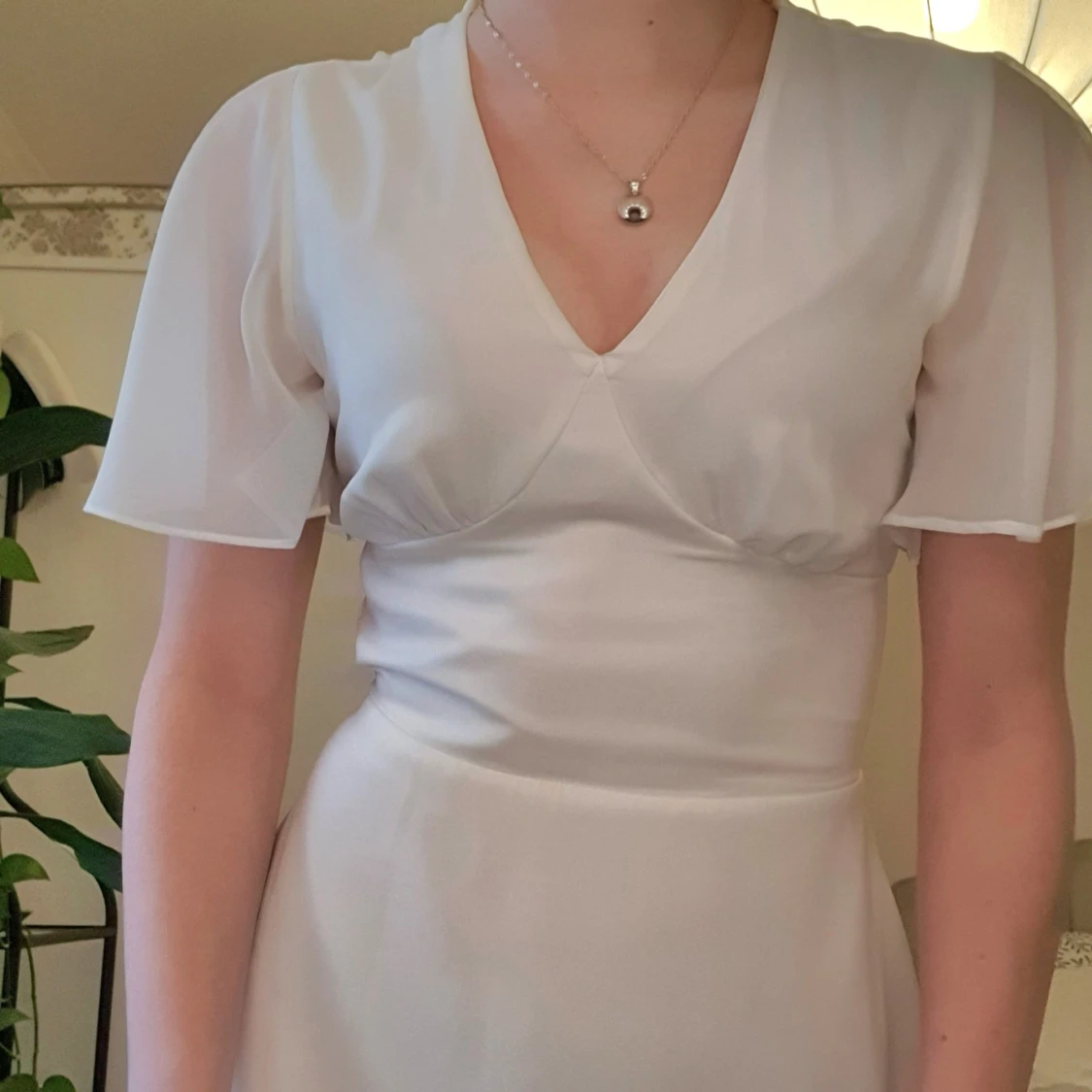 Vit omlottklänning med v-ringning