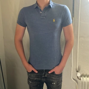 Polo Ralph lauren pike - Säljer nu denna feta och somriga pikén för att jag har växt ut den. Tröjan har inga defekter och är riktigt fräsch. Modellen är 183 cm och väger 75 kg. Nypris ca 1100 kr.