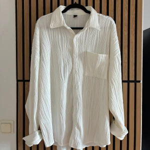 Vit plisse skjorta - Aldrig använt, för stor för mig. Passar dig som har storlek L
