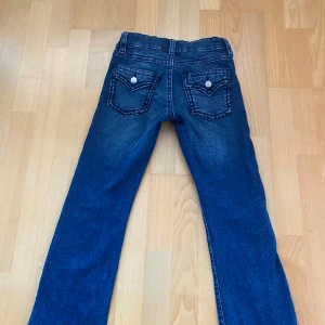 Mörkblå jeans från Gina Tricot - Snygga mörkblå jeans från Gina Tricot med fräcka bakfickor. Jeansen är i storlek 158 och bootcut. Bara använda ett fåtal gånger så inga hål eller andra skråmor.