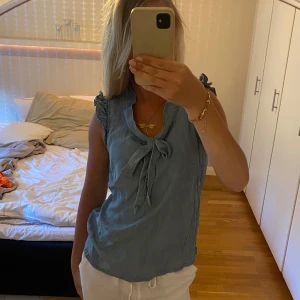 Ljusblå ärmlös blus - Supersöt blus med knyte. Jätteskönt och luftigt tyg💕