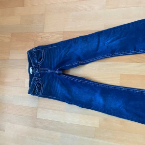 Low waist jeans i storlek 152 - Mörkblå jeans från Gina trico. Low waist och bootcut i storlek 152. Endast använda ett fåtal gånger så inga hål eller skråmor.