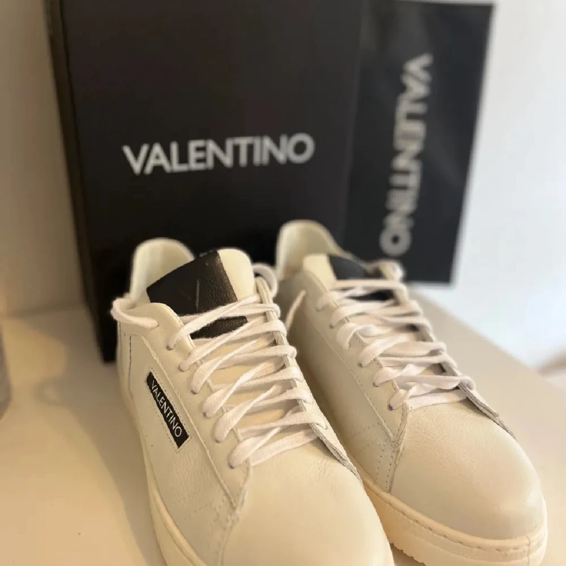 Valentino vita sneakers med svarta detaljer