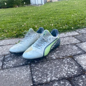 Puma King fotbollsskor - Säljer nu dessa skit snygga Puma kings i storlek 42. Säljer pga att har ett par andra. Skorna har några slitningar vid framsidan av skon. Även lite solblekt vid bredsidan. Hör av dig vid intresse!🙌