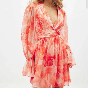 Intressekoll!!  - Intressekoll på denna fina klänningen som endast är andvänd 1 gång så den är i toppen skick!