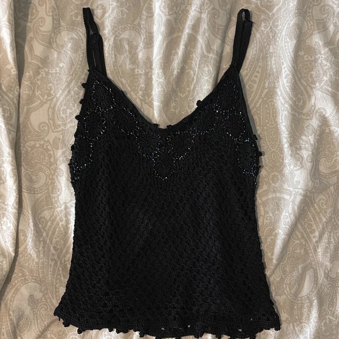 svart linne med pärlor