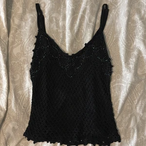 svart linne med pärlor - säljer detta supercoola svarta linnet med pärlor på. köptes för ungefär en månad sen på loppis, men passade tyvärr inte. står ingen storlek men skulle säga att det passar XS och S💞